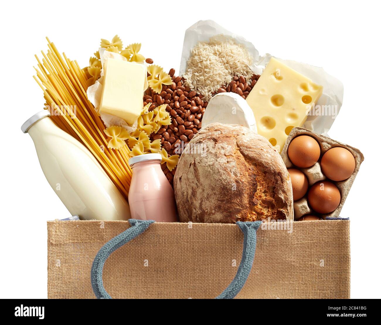 Primo piano su generi alimentari freschi in una borsa riutilizzabile con prodotti caseari freschi e carboidrati, tra cui formaggio, pasta, baguette, fagioli, uova e Foto Stock