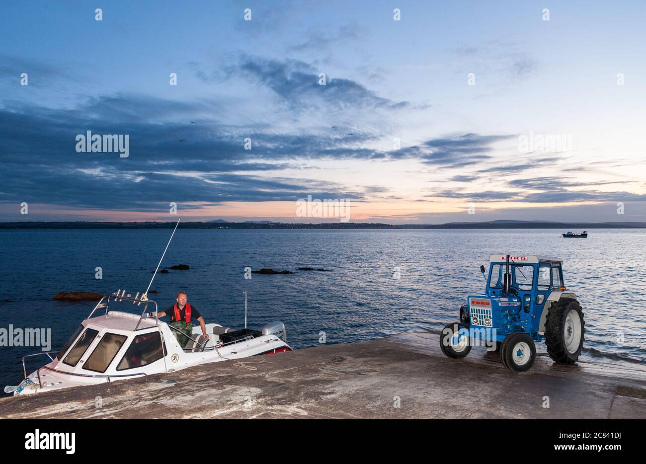 Knockadoon, Cork, Irlanda. 21 luglio 2020 il pescatore Martin o'Brien sta per lanciare fuori mentre esce per controllare le sue pentole di aragosta e granchio a Knockadoon, Co. Cork, Irlanda. - credito; David Creedon / Alamy Live News Foto Stock