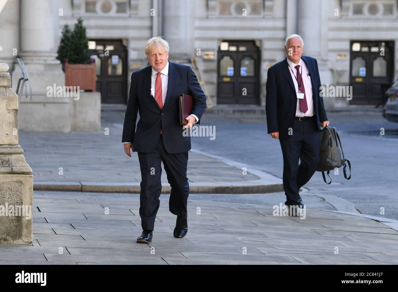 Il primo ministro Boris Johnson e Sir Edward Lister (a destra) arrivano all'ufficio degli esteri e del Commonwealth (FCO) di Londra, prima di un incontro del Gabinetto che si terrà presso l'FCO, per la prima volta dopo il blocco. Foto Stock