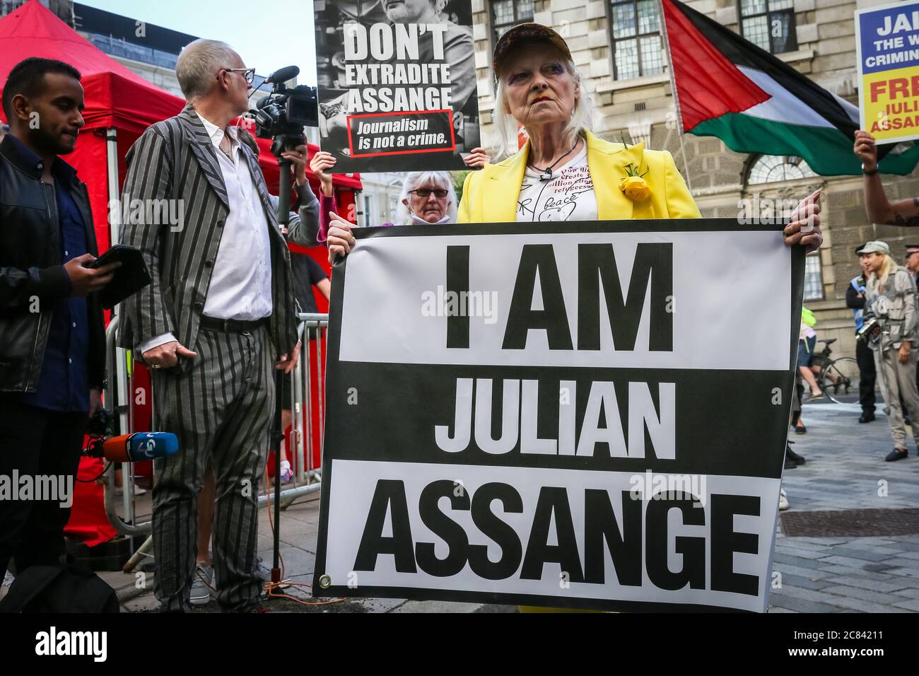 Londra, Regno Unito, 21 luglio 2020. Dame Vivienne Westwood sta tenendo il banner 'sono Julian Assange' per la sua protesta di fronte alla vecchia Corte penale centrale di Bailey, in protesta contro l'estradizione americana di Julian Assange. Westwood è vestito con una tuta gialla per pantaloni, con la metafora di ‘il canarino nella miniera di carbone', per illustrare che Assange sarebbe stato sacrificato. In seguito si pone di fronte al vecchio Bailey con il suo messaggio. Credit: Imageplotter/Alamy Live News Foto Stock