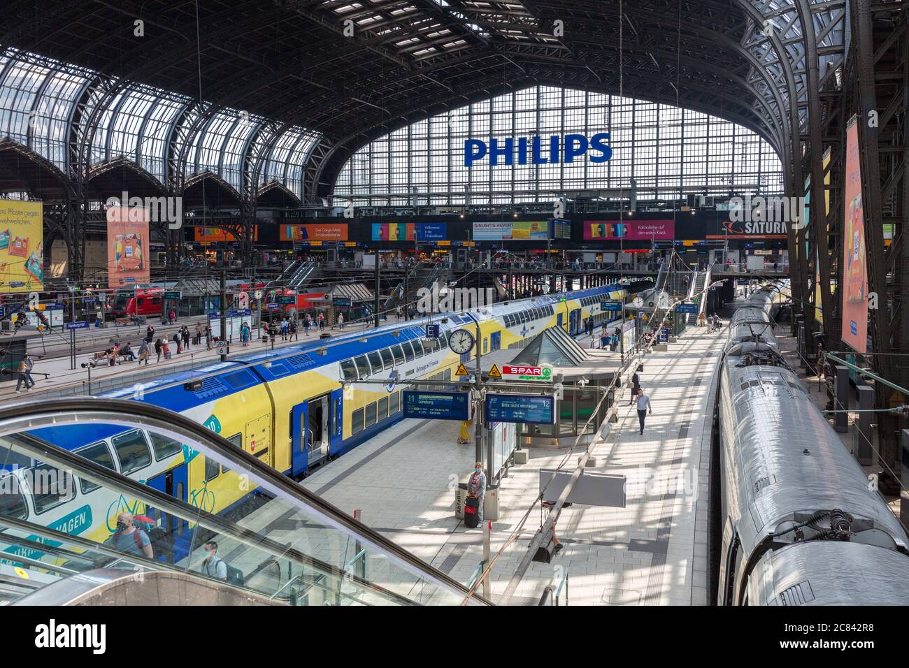 Vista sulla stazione centrale di Amburgo. In base al numero di visitatori giornalieri più grande stazione ferroviaria in Germania. Foto Stock