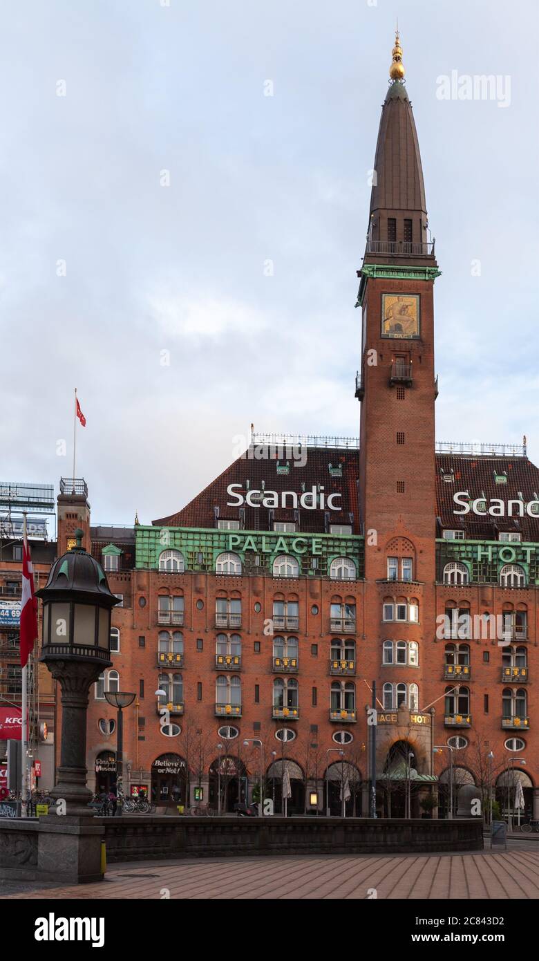 Copenhagen, Danimarca - 9 dicembre 2017: Vista sulla piazza del municipio con lo Scandic Palace Hotel. Testo a mosaico in danese significa giorno Foto Stock
