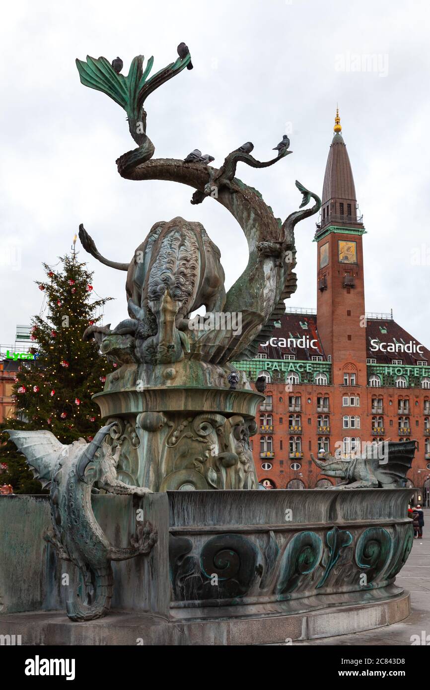 Copenhagen, Danimarca - 9 dicembre 2017: Vista sulla piazza del Municipio con la Fontana del Drago e lo Scandic Palace Hotel sullo sfondo Foto Stock