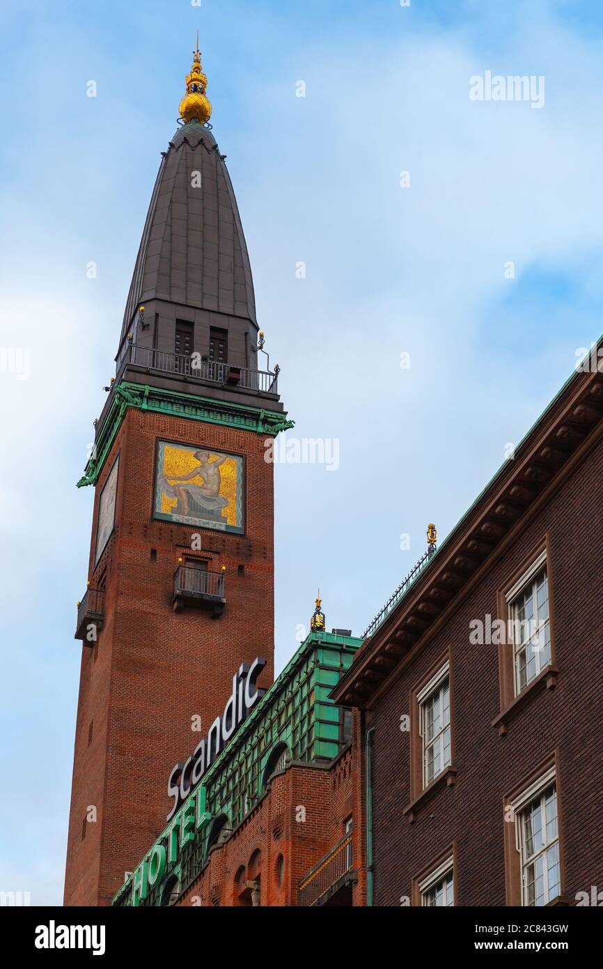 Copenhagen, Danimarca - 9 dicembre 2017: Vecchia torre dello Scandic Palace Hotel. Testo a mosaico in danese significa mattina Foto Stock