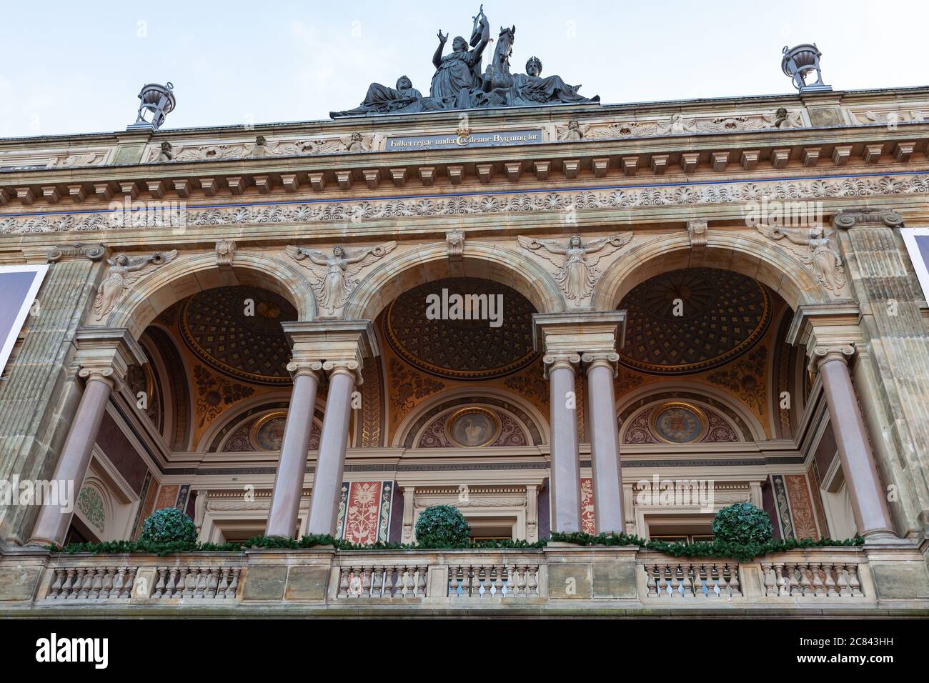 Copenhagen, Danimarca - 9 dicembre 2017: Facciata reale Danese del Teatro con sculture. Testo in danese significa il popolo eretto durante il Cristiano IX questo Foto Stock