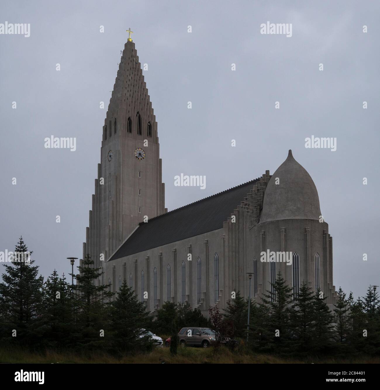 Islanda, Reykjavik, 30 luglio 2019: Reykjavik Hallgrimskirkja vista sulla famosa islanda moderna chiesa da cemento ispirato da pilastri vulcanici balast Foto Stock