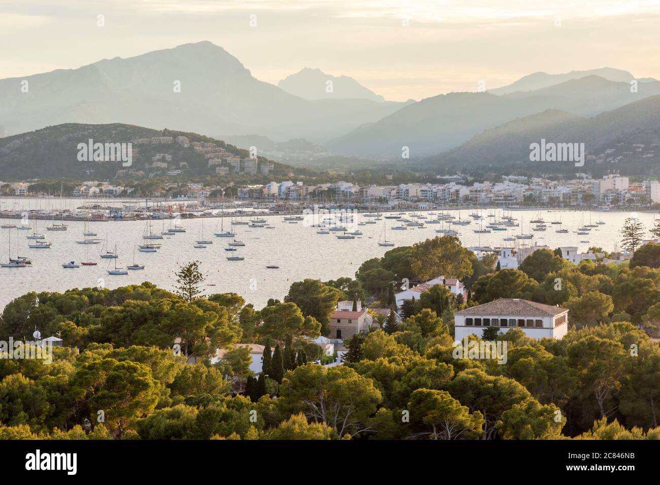 Vista su Port de Pollença al tramonto, vista da Capo Formentor, Maiorca Foto Stock