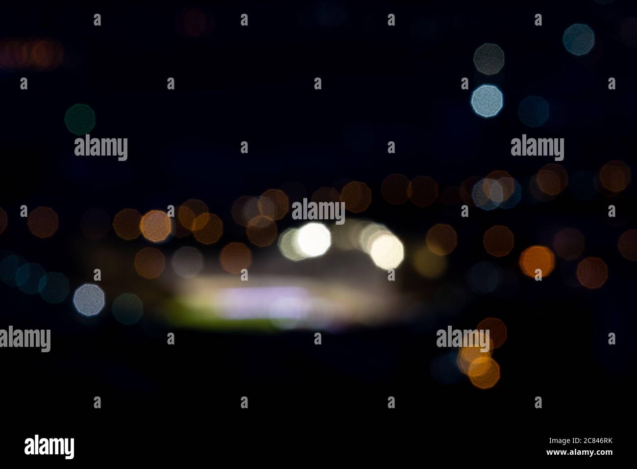 Immagine sfocata di uno stadio di calcio di notte, con un sacco di bokeh e  luci soffiate fuori Foto stock - Alamy