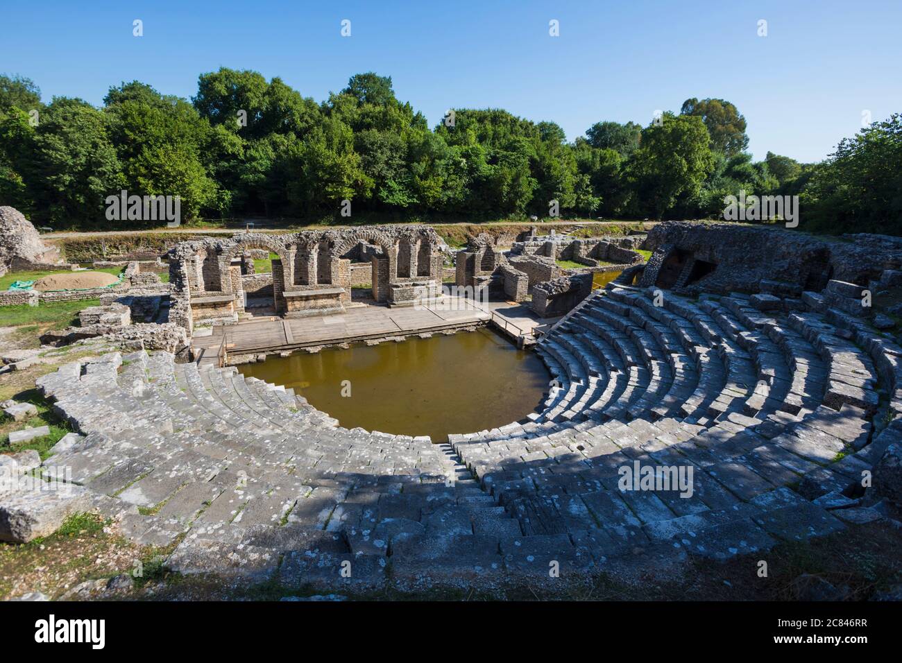 L'Albania. Butrinto o Buthrotum sito archeologico; un sito Patrimonio Mondiale dell'UNESCO. Il teatro. Un aumento della tavola di acqua ha invaso l'orchestra. Foto Stock