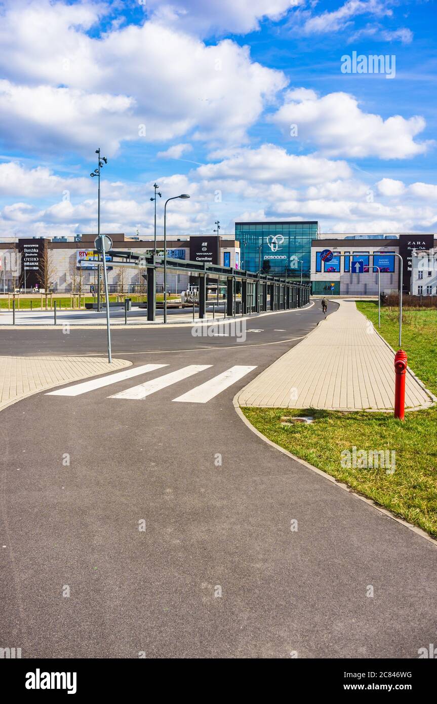 POZNAN, POLONIA - 17 marzo 2019: Percorso in bici asfaltata che conduce all'edificio del centro commerciale Pornania Foto Stock
