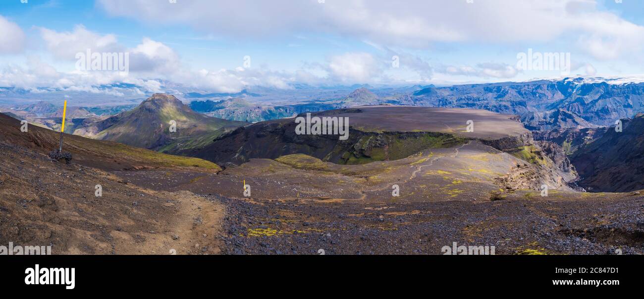 Vista panoramica mozzafiato sul paesaggio della Godland e il torsore sull'altopiano di Morinsheidi con aspre rocce e colline coperte di muschio verde. Islanda Foto Stock