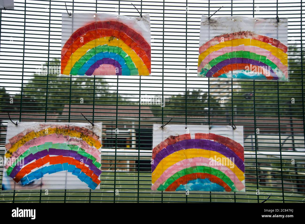 Old Street, Londra durante la pandemia, luglio 2020. Scuola elementare di San Luca. Arcobaleni dipinti dai bambini per ringraziare l'NHS Foto Stock