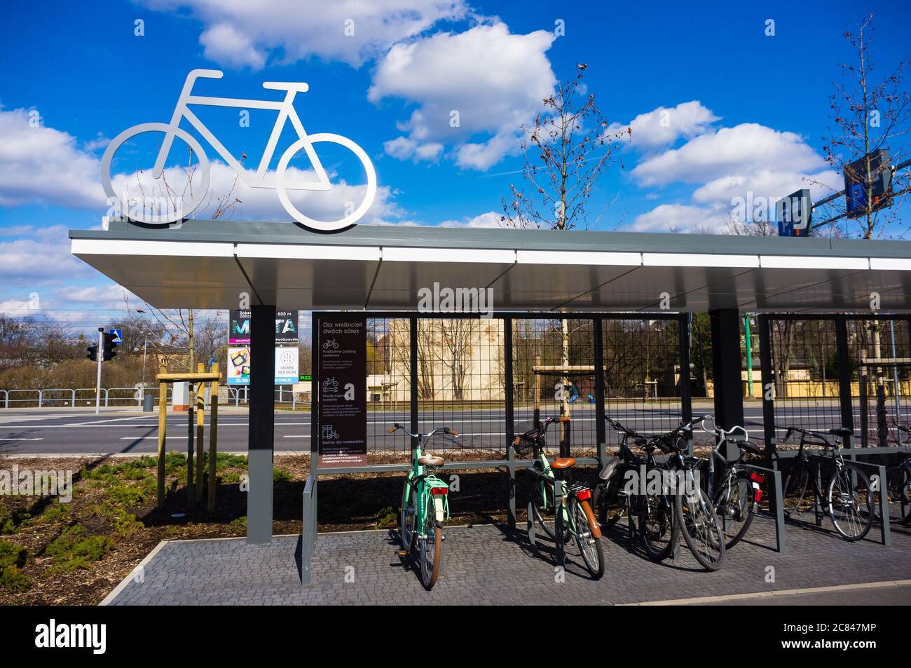 POZNAN, POLONIA - 17 marzo 2019: Biciclette parcheggiate bloccate su scaffali nella zona di Rataje Foto Stock
