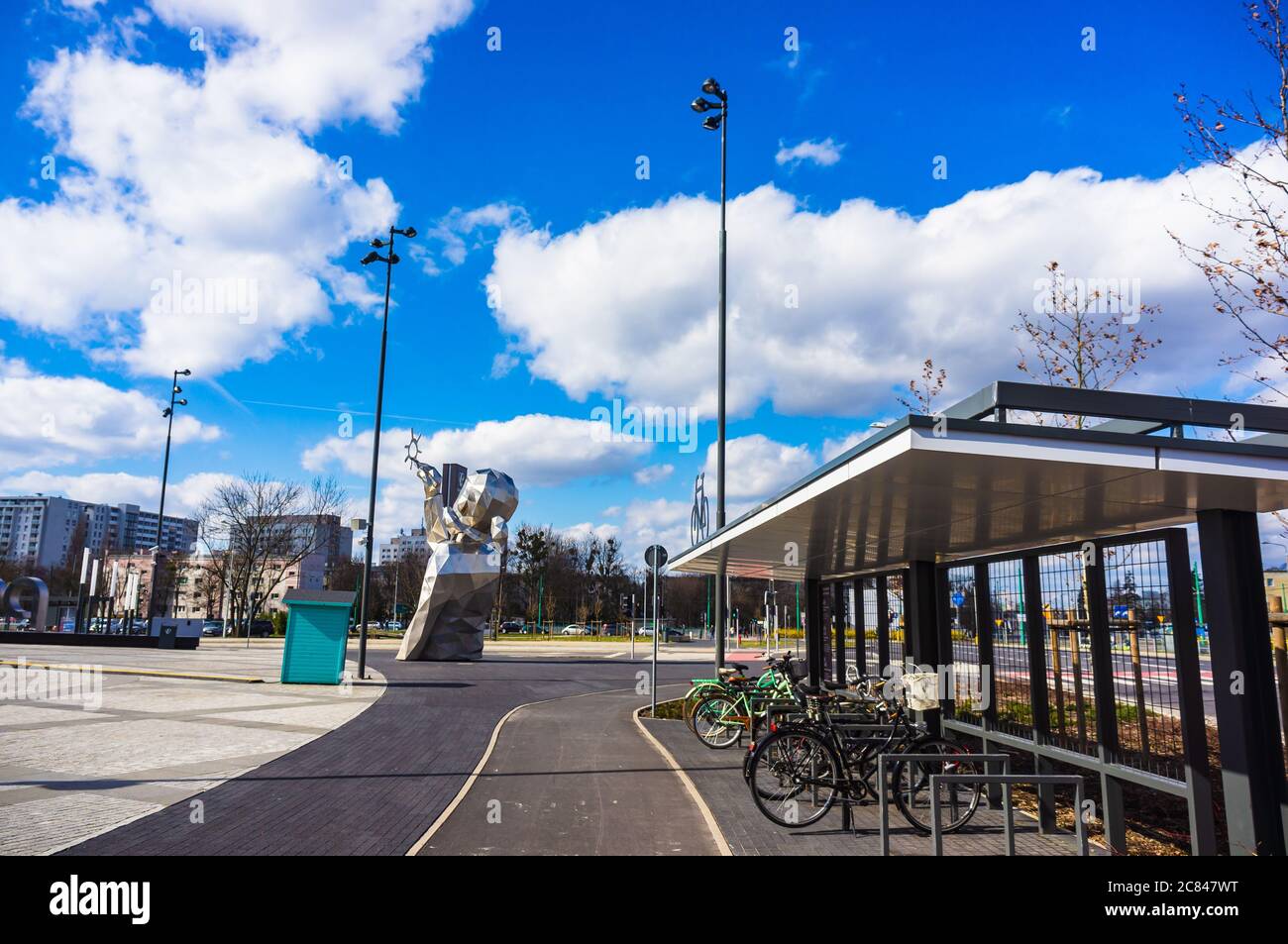 POZNAN, POLONIA - 17 marzo 2019: Biciclette chiuse da un percorso ciclabile vicino alla rotonda Rataje Foto Stock