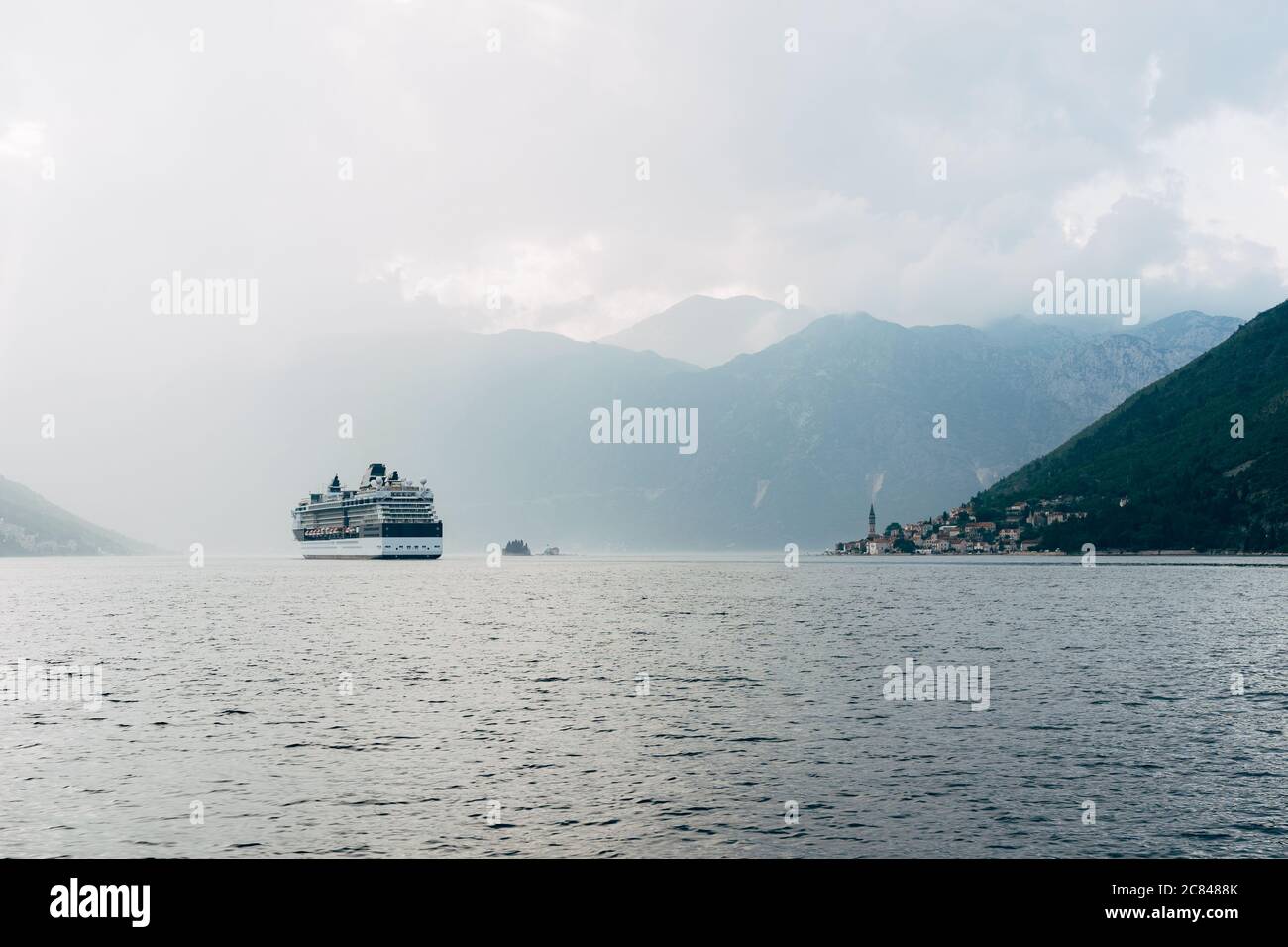 Il battello navigherà vicino alla città di Perast e alle isole del Montenegro. Foto Stock