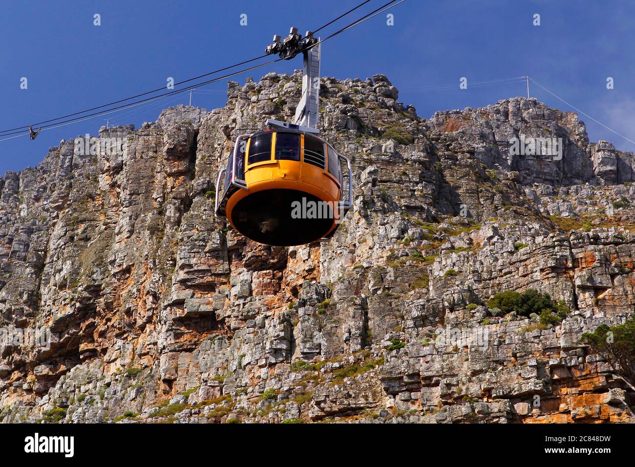 Una delle funivie di Table Mountain sulla strada per la stazione superiore della funivia di Table Mountain a Città del Capo. Foto Stock