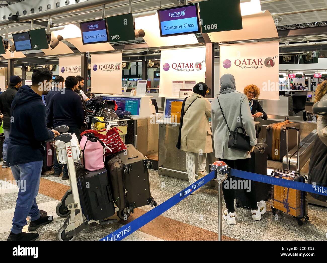Ferno, Milano-Malpensa, Italia - 8 febbraio 2020: Banco Chek-in presso la Qatar Airways per il volo di Doha all'interno del Terminal 1 dell'aeroporto di Milano-Malpensa. Foto Stock