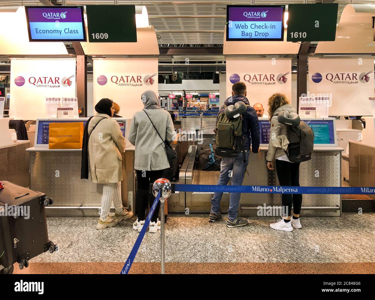 Ferno, Milano-Malpensa, Italia - 8 febbraio 2020: Banco Chek-in presso la Qatar Airways per il volo di Doha all'interno del Terminal 1 dell'aeroporto di Milano-Malpensa. Foto Stock