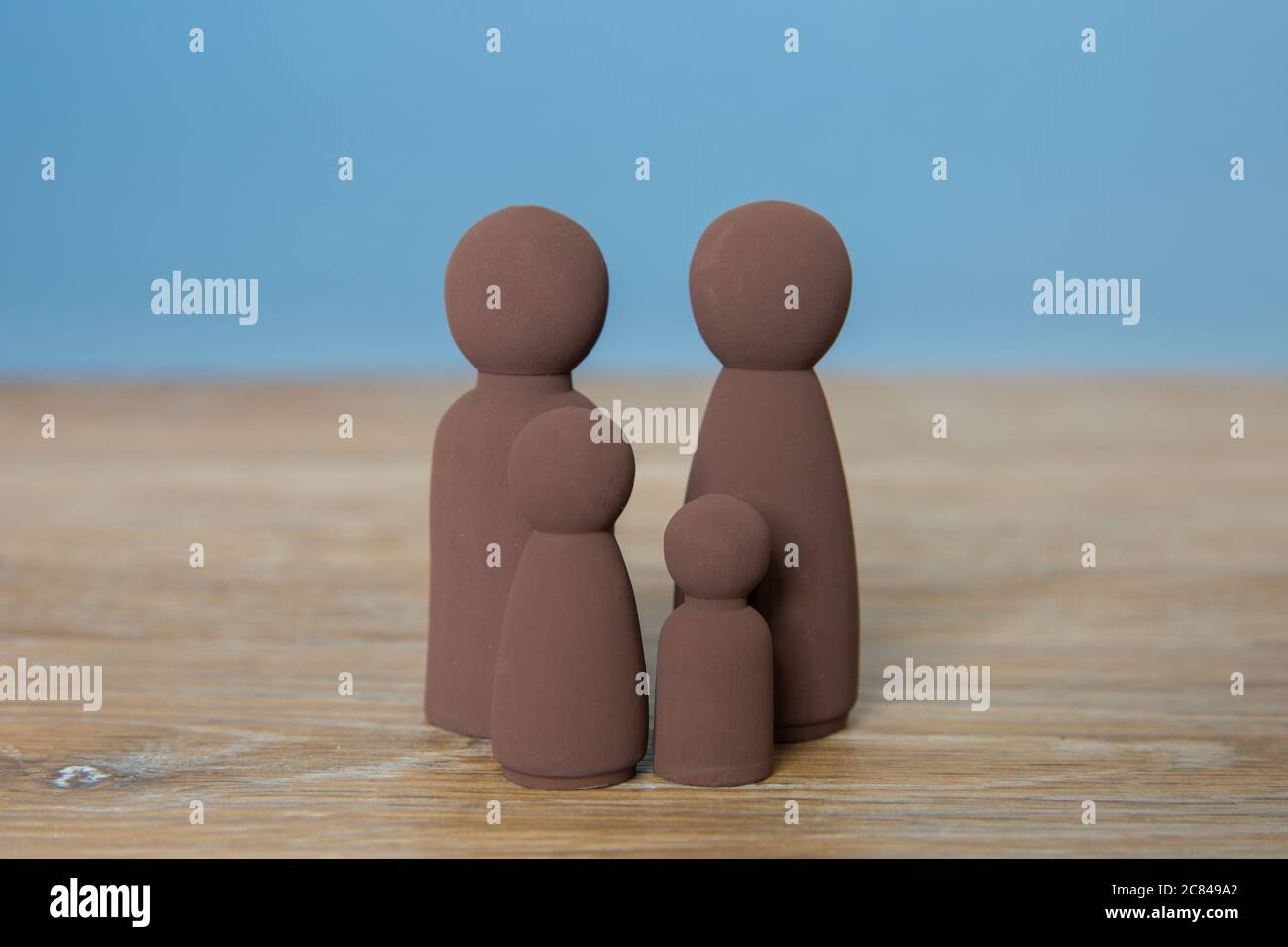 Un concetto di famiglia di una famiglia di colore nero con mamma, papà e due bambini con spazio per la copia Foto Stock
