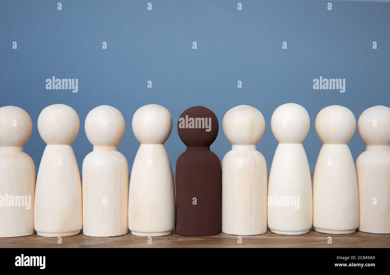 Un concetto di integrazione razziale di un uomo nero o di una donna che si integra nella società bianca con spazio di copia Foto Stock