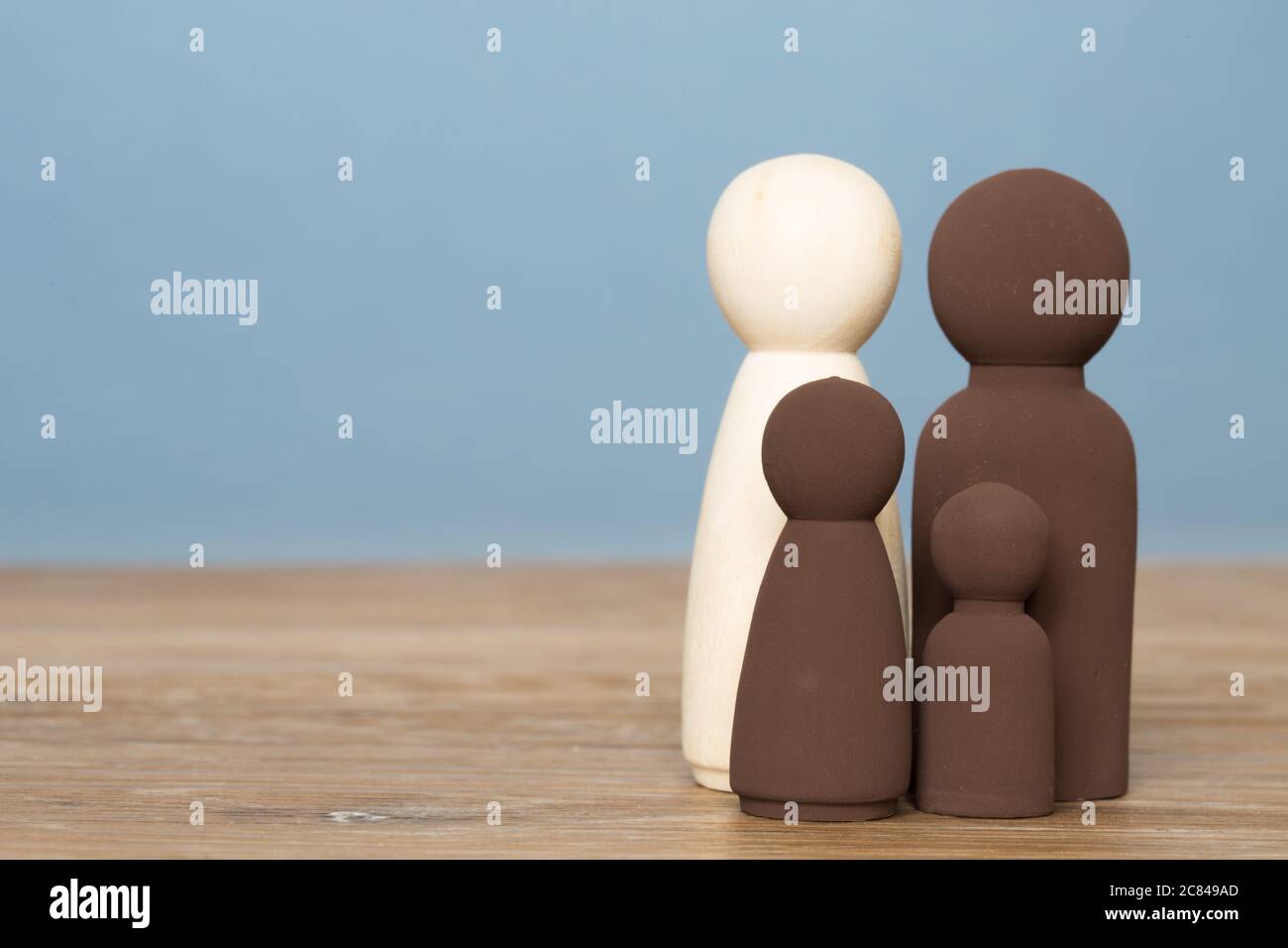Un concetto misto di famiglia di razza di genitori in bianco e nero con bambini e spazio di copia Foto Stock