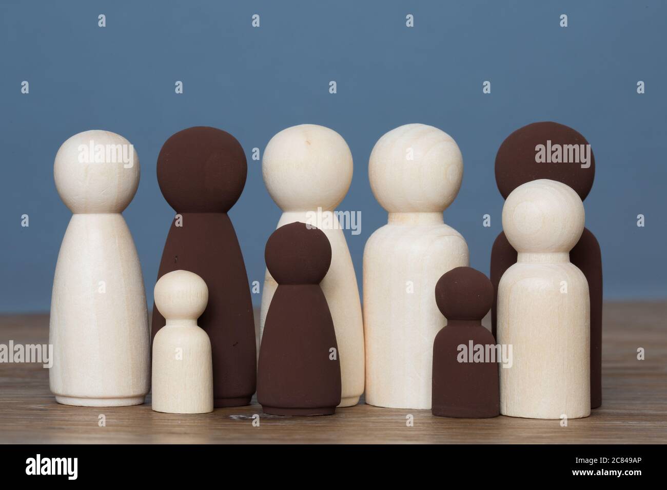 Un concetto di armonia razziale di gente bianca e nera che si integra felicemente con lo spazio di copia Foto Stock