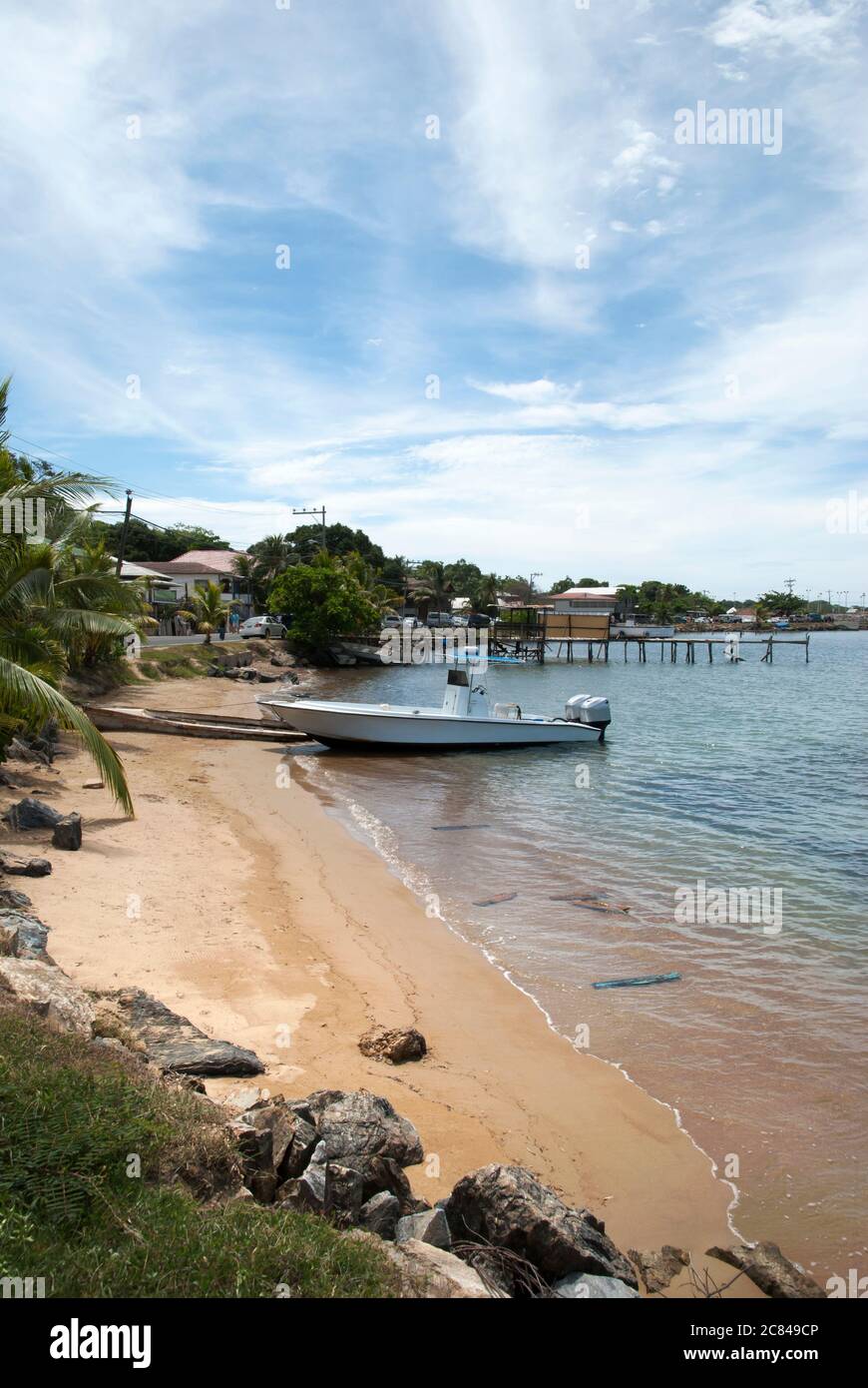 Il motoscafo sulla spiaggia di Coxen Hole città sull'isola di Roatan (Honduras). Foto Stock