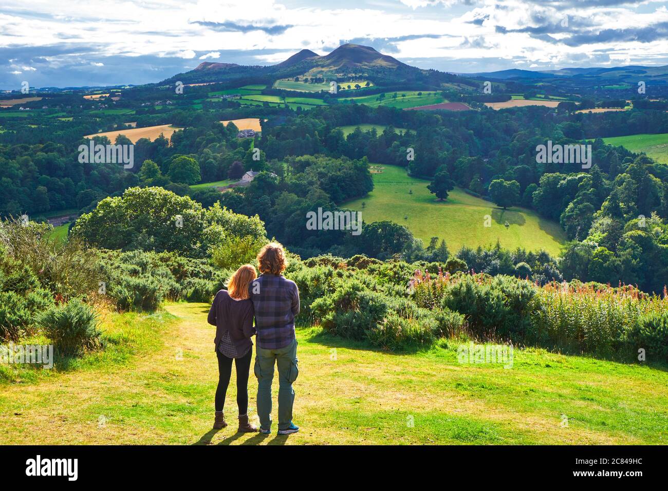 Giovane coppia che ammira la vista panoramica conosciuta come "Scott's View" a Bemersyde Hill, confini scozzesi Foto Stock