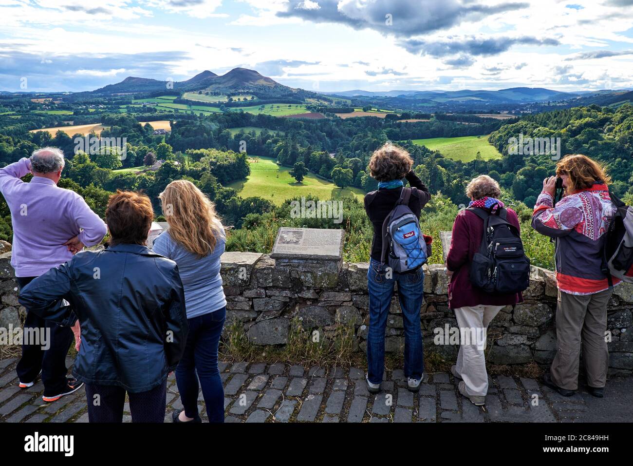 I turisti che ammirano la vista panoramica conosciuta come 'Scott's View' a Bemersyde Hill, confini scozzesi Foto Stock