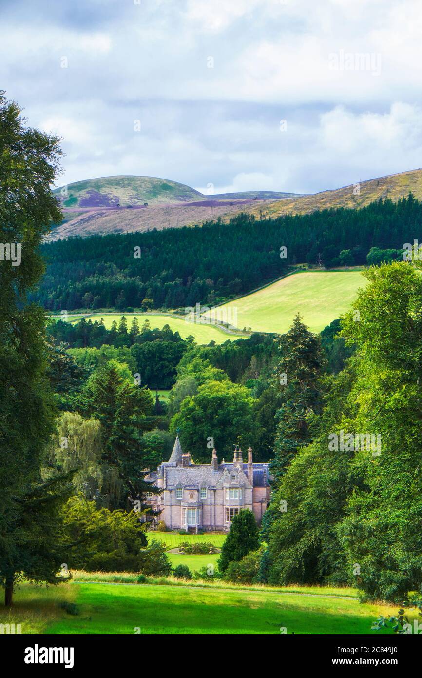 Vista della storica casa Dawyck sdraiata nel Tweed Valle vicino al villaggio di Drumelzier in Scozia Confina con la Scozia Foto Stock