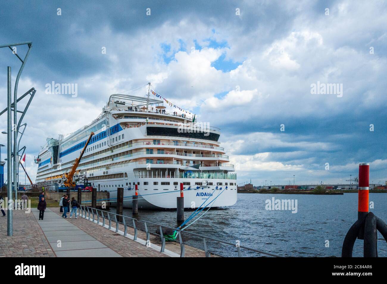 Die AIDA blue am Kreuzfahrtterminal im Hamburger Hafen Foto Stock