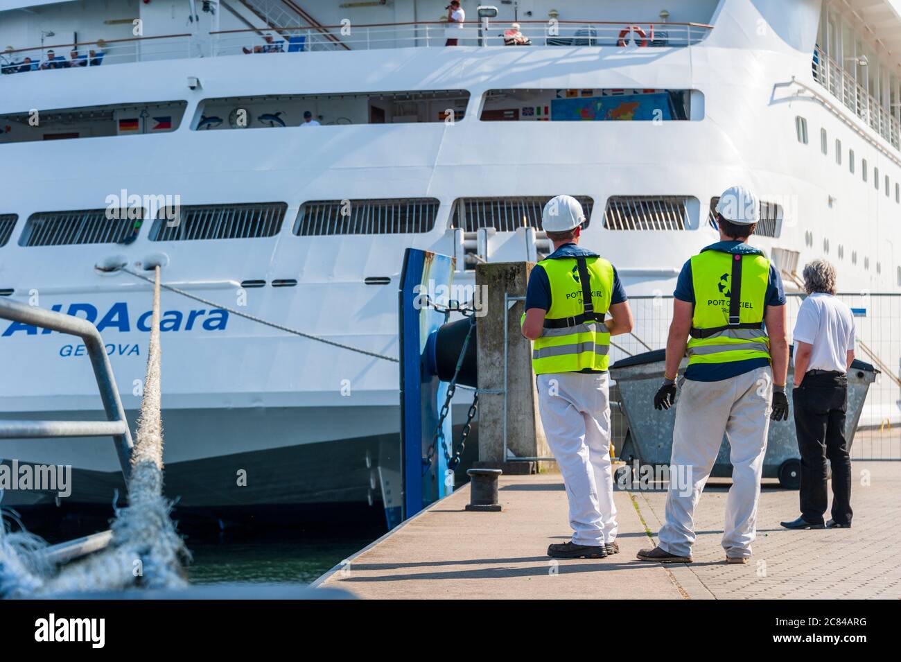 Passagierschiff der AIDA Cuises in Kiel am Satorikai beim Ablegen Foto Stock