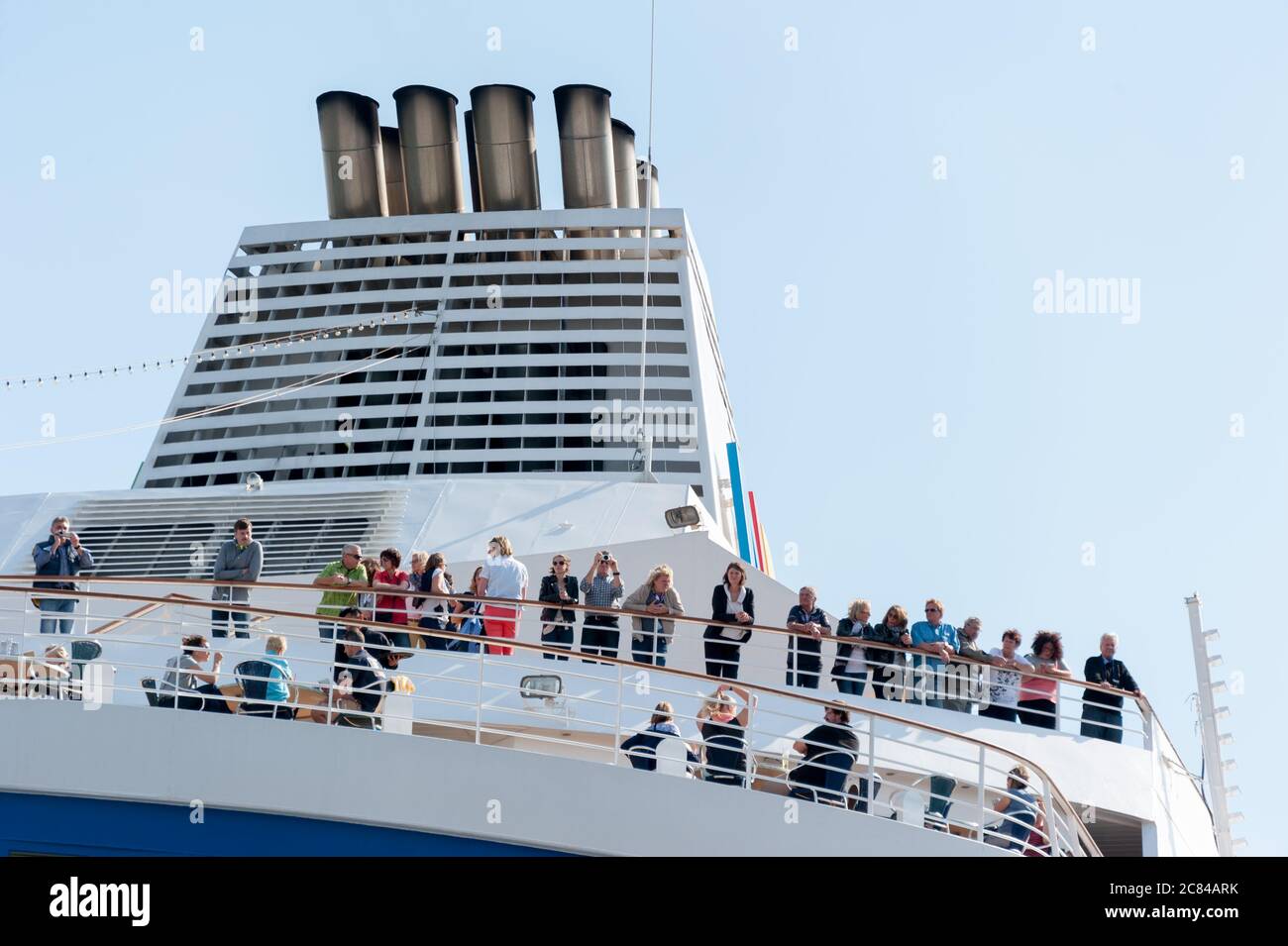 Passagiere auf einem Kreuzfahrtschiff bei der Abreise Foto Stock