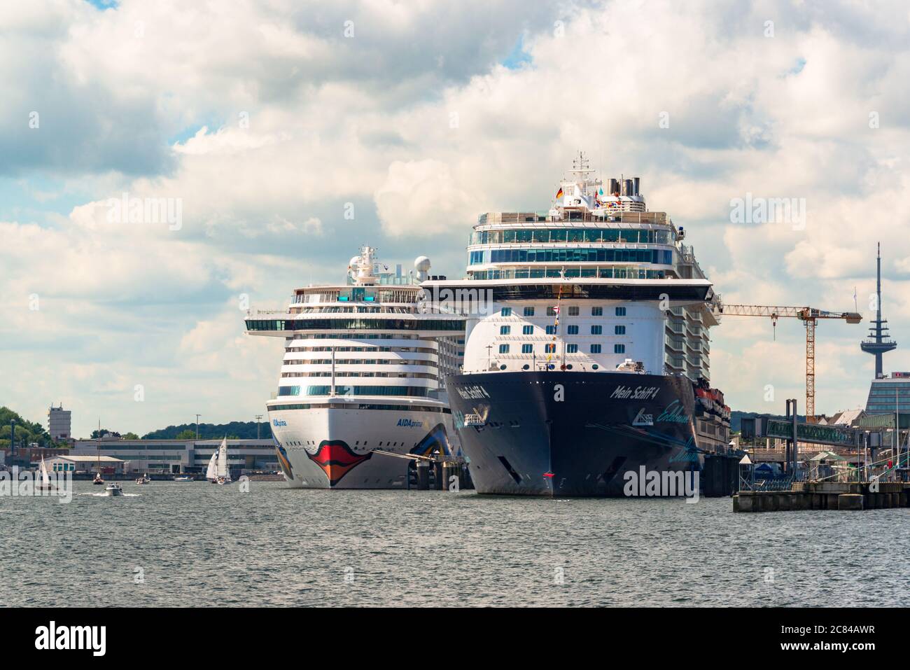 Kreuzfahrtschiffe, Zwei große Kreuzfahrtschiffe, Kiel am Ostseekai. Die AIDA prima und die Mein Schiff 4 Foto Stock