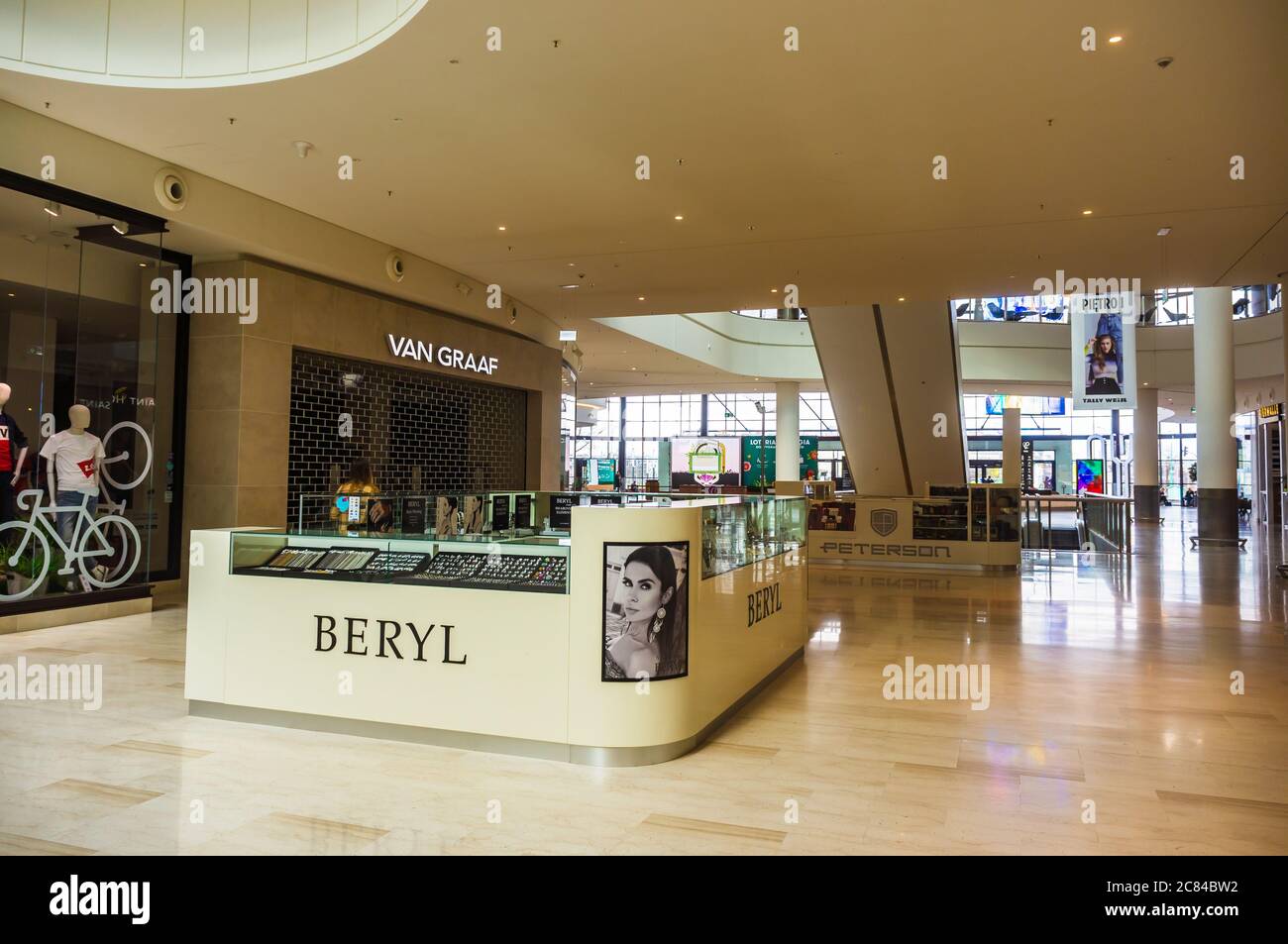 POZNAN, POLONIA - 17 marzo 2019: Stand di cosmetici berilici nel centro commerciale Pornania Foto Stock