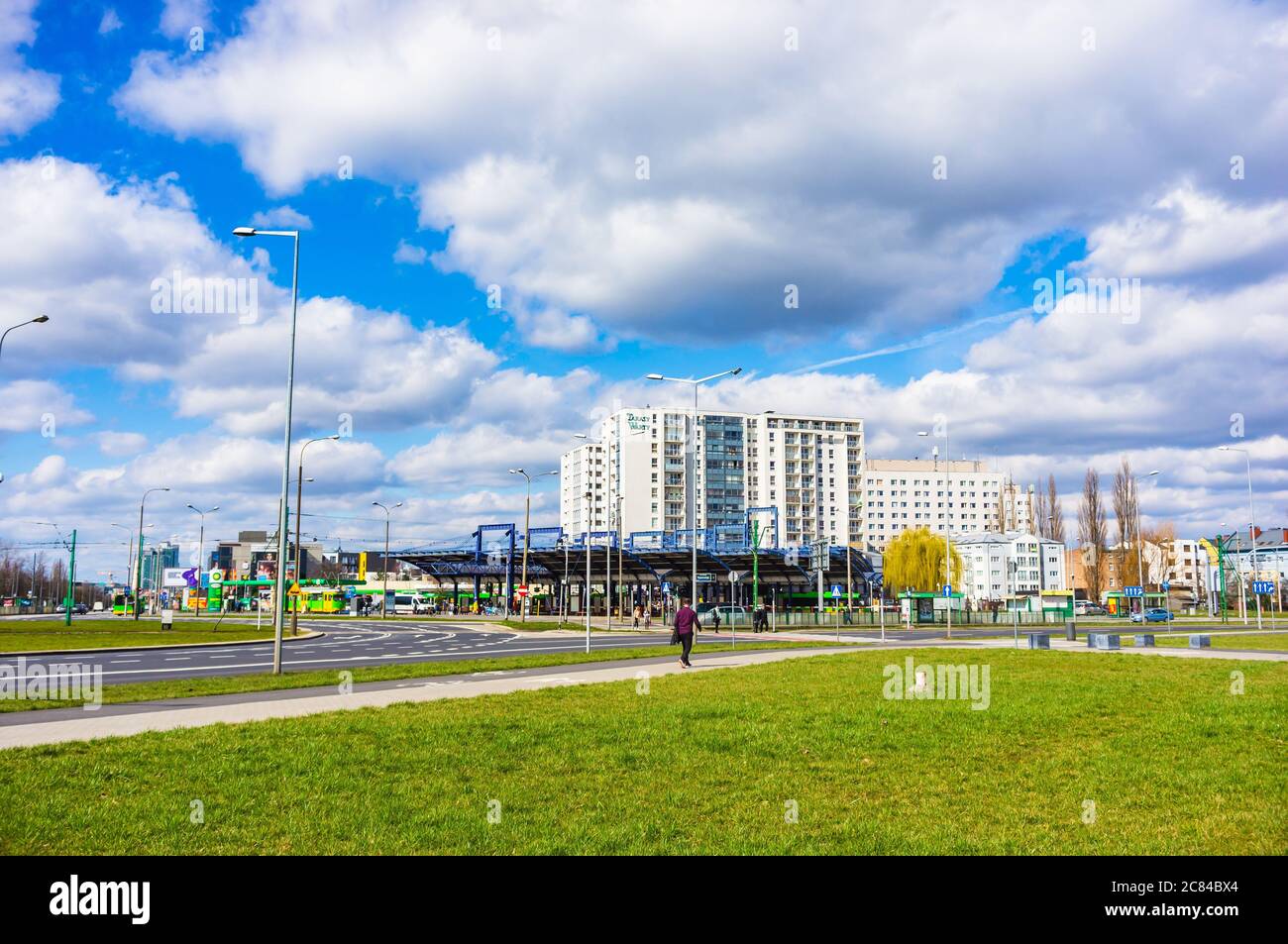 POZNAN, POLONIA - 17 marzo 2019: Erba verde accanto alla strada vicino a un edificio di appartamenti e Rataje stazione degli autobus Foto Stock