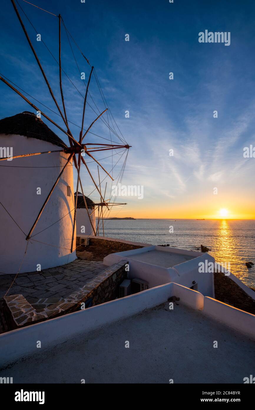 Tradizionali mulini a vento greca sull'isola di Mykonos all'alba, Cicladi Grecia Foto Stock