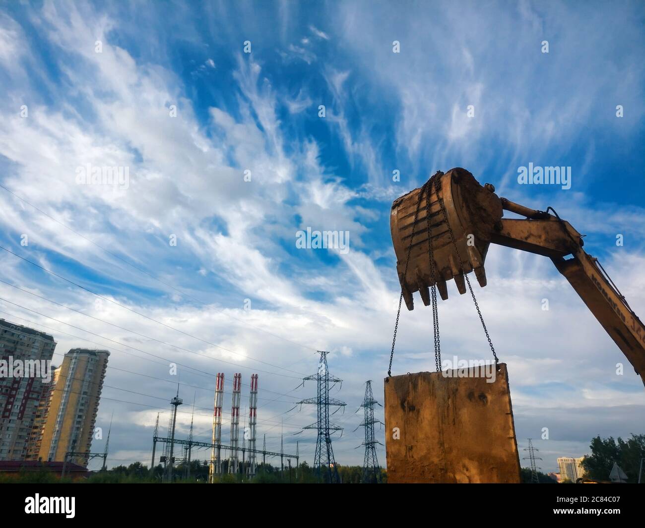 Pannello metallico di sollevamento del caricatore benna con cielo blu sullo sfondo. Obiettivo fisheye Foto Stock