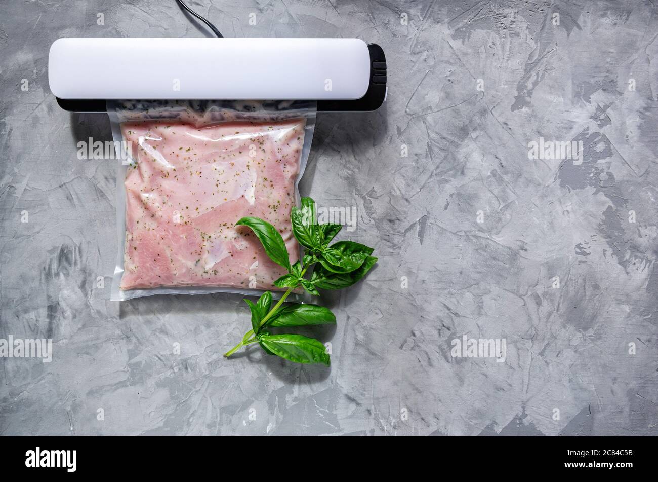 Marinare la carne utilizzando la tecnologia sous vide in un sacchetto sottovuoto. Carne al barbecue. Foto Stock