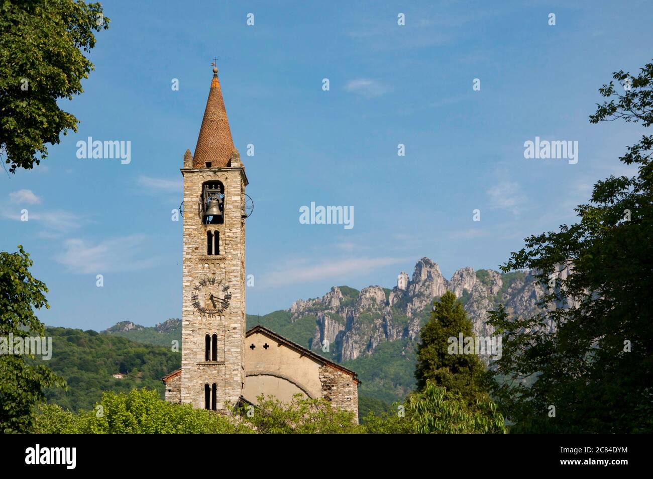 Vista panoramica della chiesa di Santo Stefano di Tesserete con sullo sfondo la catena montuosa dei denti della Vecchia Foto Stock