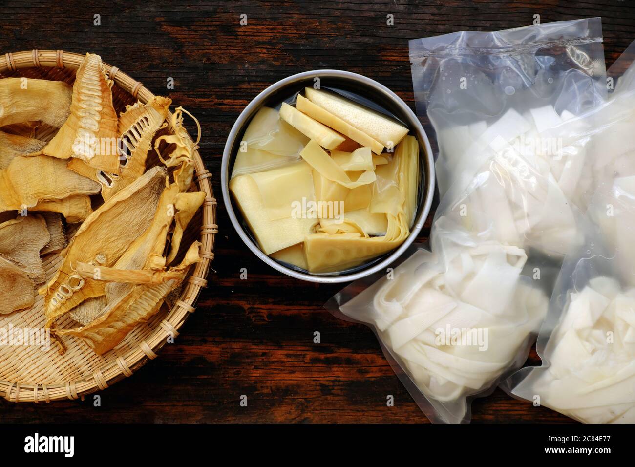 Vista dall'alto, i germogli di bambù con tre processi sono asciutti, coniati, bolliti per fare la materia prima per molti alimenti vietnamiti vegani Foto Stock