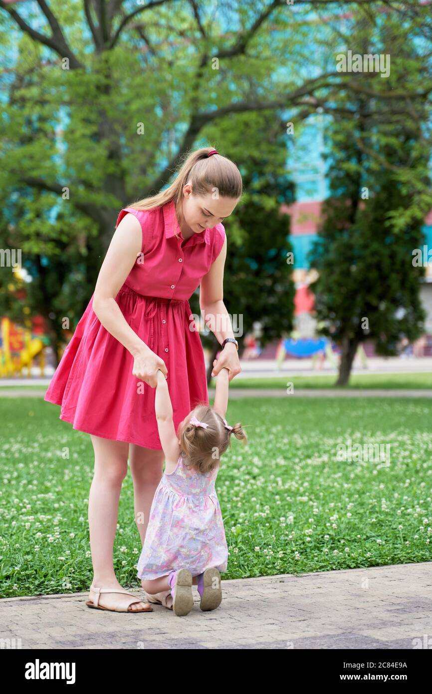 un bambino piccolo è naughty su una camminata con il suo madre Foto Stock