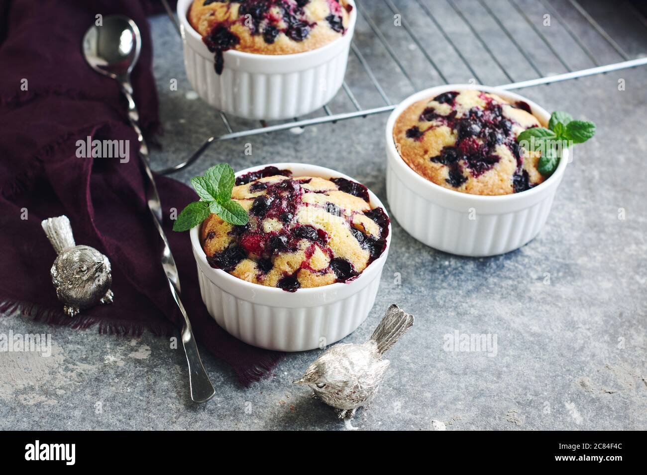 Minipette al curry in piatti da forno in ceramica. Foto Stock