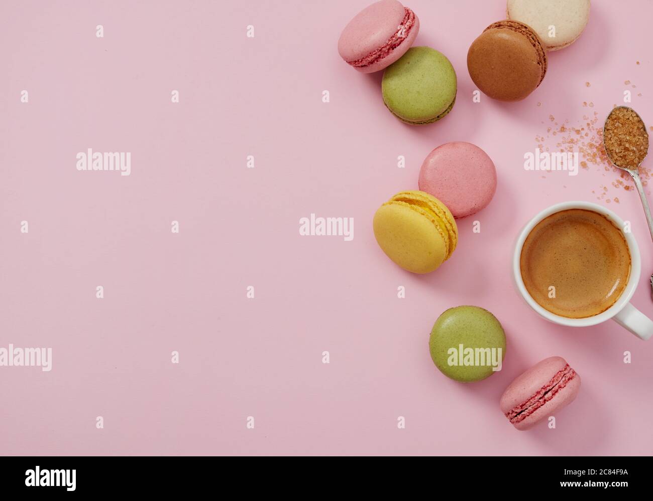 Macaroon e caffè su sfondo rosa Foto Stock