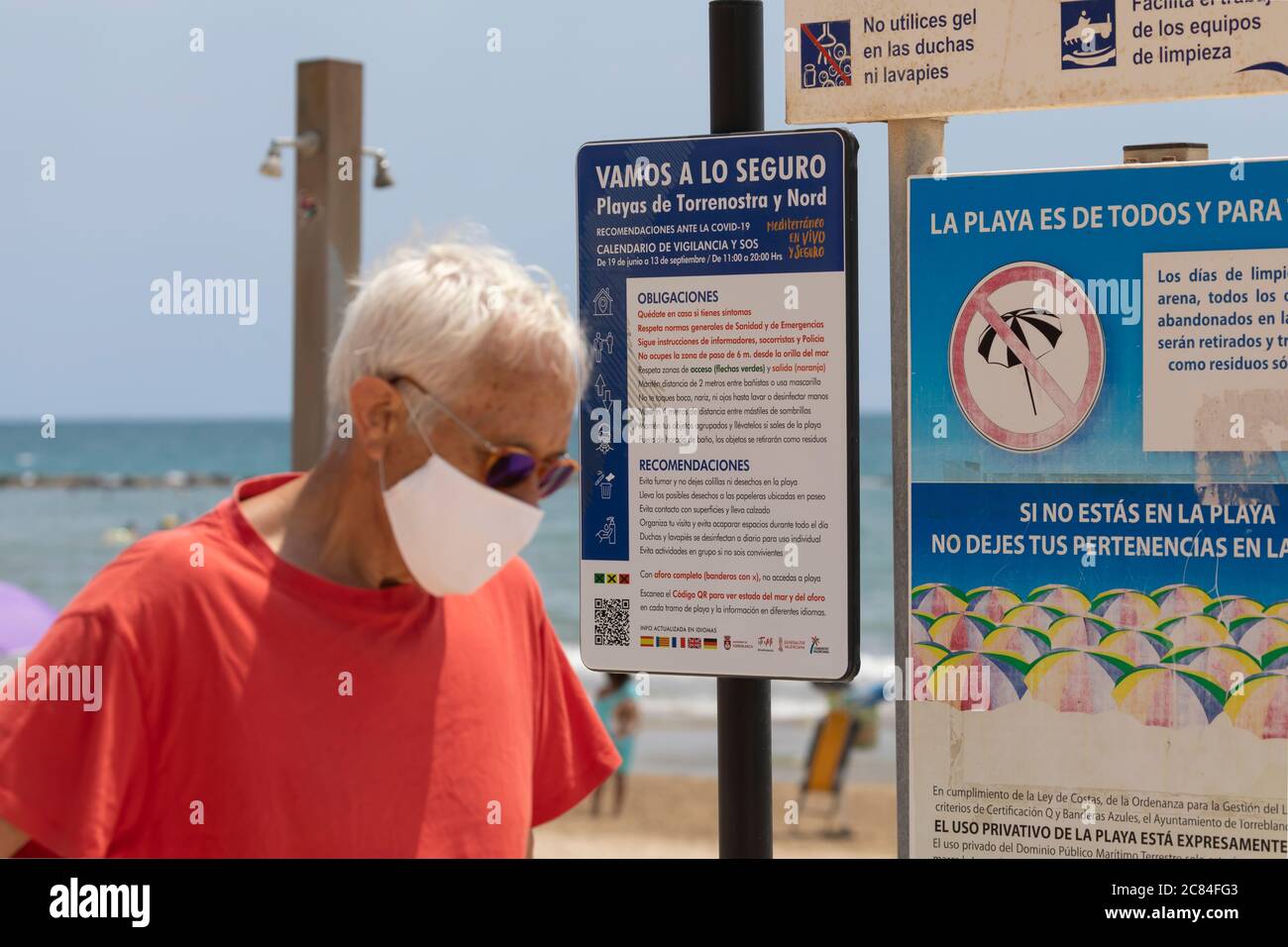 Torrenostra, Castellón, Spagna - 19 luglio 2020: Un uomo più anziano, indossando una maschera, per prevenire la diffusione di COVID-19. Foto Stock