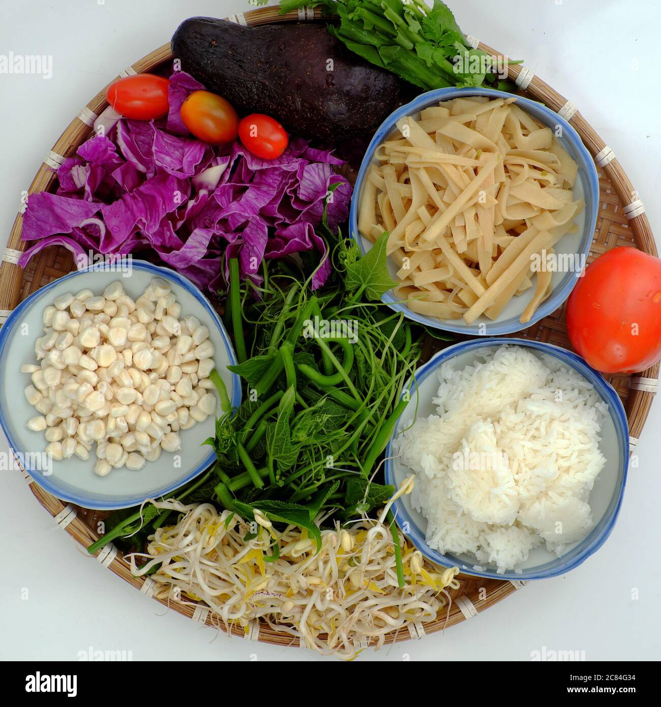 Vassoio di materia prima per cucinare vietnamita per pranzo con cibo vegetariano, verdure, avocado, zuppa di alghe, bocciardini di bambù, piatto vegano per la nutrizione di dieta Foto Stock