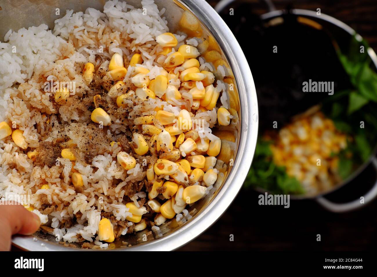 Vista dall'alto della materia prima per il riso fritto vegano vietnamita con mais giallo, ingredienti alimentari da ciotola pronti per cucinare per il pranzo Foto Stock