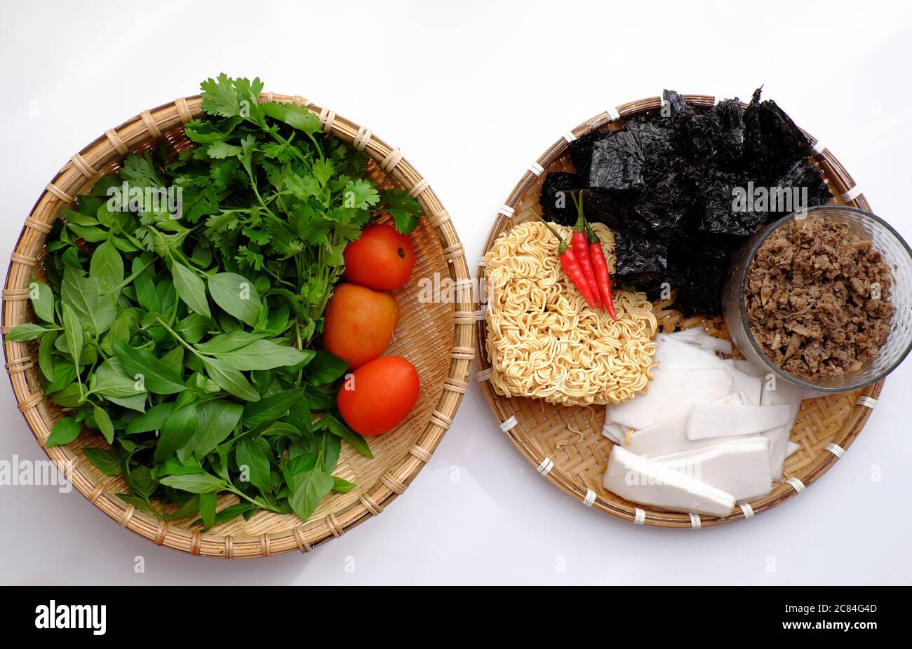 Materie prime cibo vegano vietnamita per colazione, zuppa vegetariana da tagliatelle istantanee, alghe secche, bocce di bambù acido, ingredienti alimentari pronti cuoco Foto Stock