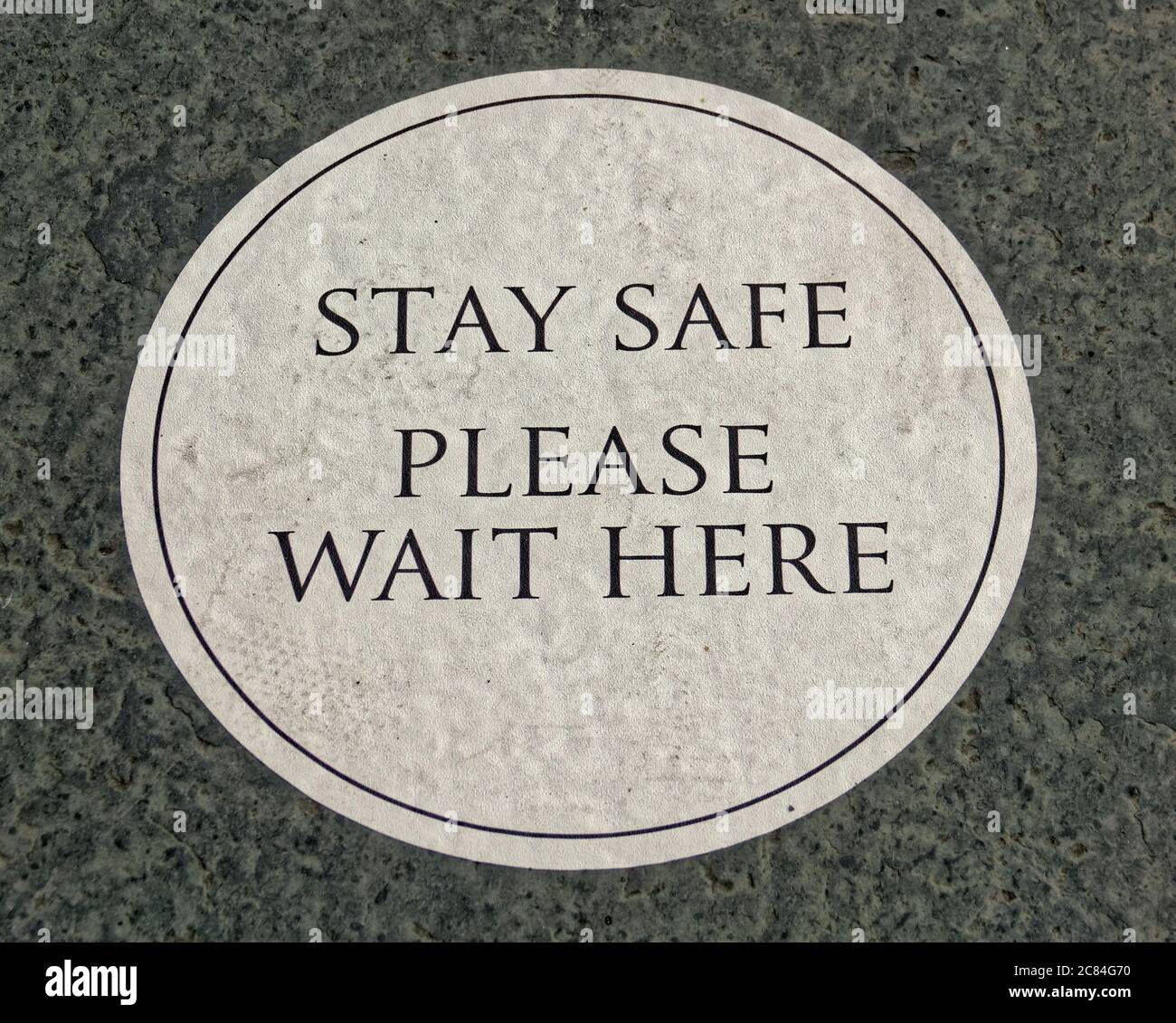 Glasgow, Scozia, Regno Unito 21 luglio, 2020:la città continua ad essere in tempi diversi, come la divaricazione sociale vede gli individui da soli e si imbarcano su pub con maschere e code, come una nuova iniziativa festival parco è incontrato con ostilità da parte dei commercianti locali in candelabri come un outsider attacchi il loro magro commercio. Credit: Gerard Ferry/Alamy Live News Foto Stock