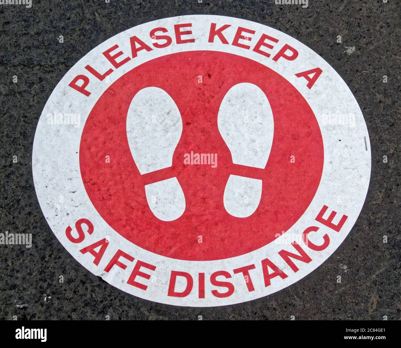 Glasgow, Scozia, Regno Unito 21 luglio, 2020:la città continua ad essere in tempi diversi, come la divaricazione sociale vede gli individui da soli e si imbarcano su pub con maschere e code, come una nuova iniziativa festival parco è incontrato con ostilità da parte dei commercianti locali in candelabri come un outsider attacchi il loro magro commercio. Credit: Gerard Ferry/Alamy Live News Foto Stock